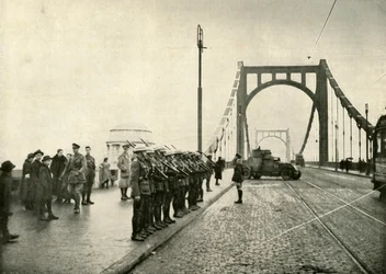 Die 18. Husaren bewachen eine Brücke am Rhein in Köln, 1919