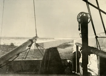 Die Barrierekante bricht vier Meilen südlich von Hut Point ab, um 1908