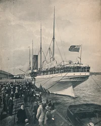 Die Braemar Castle auf dem Weg zum Kap mit Truppen, ca. 1900