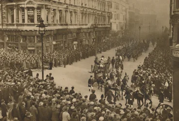 Die Stadtlinien Queen Victoria Street, um den neuen Lord Mayor und seine Prozession zu sehen, ca. 1935