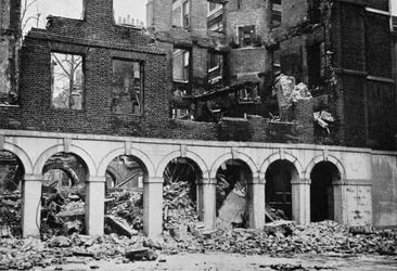 Die Kreuzgänge im Tempel nach dem Brand, 1941