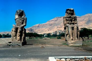 Die Kolosse von Memnon, nahe dem Tal der Könige, Ägypten, 14. Jahrhundert v. Chr.