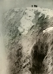 Der Krater des Erebus, 900 Fuß tief und eine halbe Meile breit, 1908, 1909