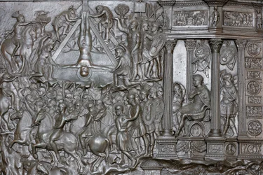 Die Kreuzigung des Heiligen Petrus - Detail eines Portals - Haupteingangstür der Basilika St. Peter, Rom, Italien