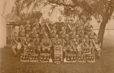 Die Trommeln und Trompeten des Ersten Bataillons, The Queens Own Royal West Kent Regiment. Poona, Indien