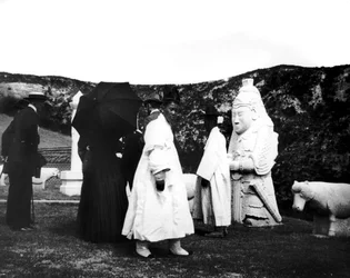 Der Kaiser von Japan besucht ein Grab, Korea, 1900