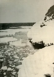 Der erste Landeplatz, zeigt Bucht-Eis, das ausbricht und nach Norden treibt, 1908, 1909