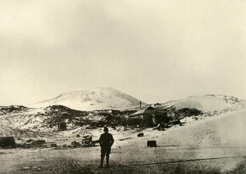 Die Hütte mit dem Mount Erebus im Hintergrund im Herbst, 1908