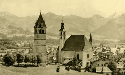 Die Liebfrauenkirche und Kirche St. Andreas, Kitzbühel, Tirol, Österreich, ca. 1935
