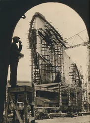 Der massive Rumpf, teilweise platziert, 1930-1934, 1936
