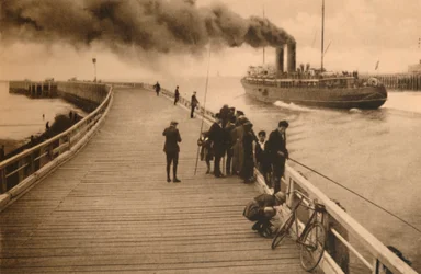 Der Pier und der Eingang des Postdampfers