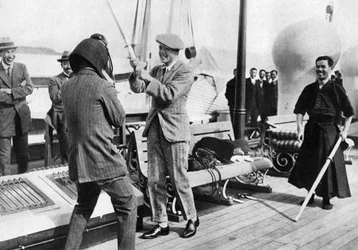Der Prinz von Wales testet einen japanischen Fechthelm, Japan, 1922