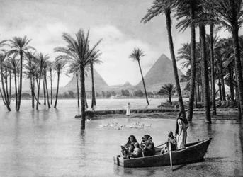 Die Pyramiden von Gizeh während einer Flut, Kairo, Ägypten, um 1920er Jahre