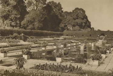 Die Ruhe des niederländischen Gartens im Kensington-Palast, bewacht von verschlossenen Toren, 1935