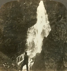 Die Sevle-Fälle, spritzend und sprudelnd, in der Nähe des Stalheims Hotels, Naerodal, Norwegen, um 1905