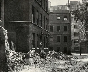 Der Standort des Tors von Fetter Lane und die verfallenen Häuser, die auf den Abriss warten, 1934