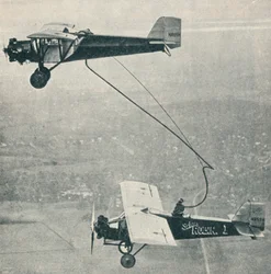 Die St. Louis Robin beim Auftanken, ca. 1929