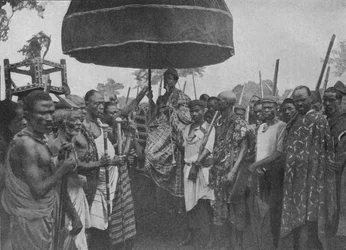 Der unterworfene König von Akim auf seinem Staatssessel, 1902