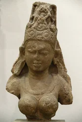 Das Victoria und Albert Museum. Yogini. 800-900. Pratihara-Periode. Sandstein. Zentralindien (Madhya Pradesh). Vereinigtes Königreich
