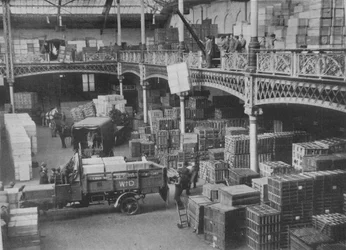 Der Versandraum eines der großen Regierungsdepots, 1915