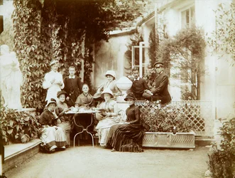 Die Familie von Herzog Fyodor Uvarov auf ihrem Landgut, Porechye, Russland, 1880er Jahre