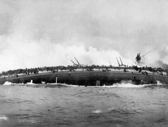 Der deutsche Panzerkreuzer SMS Blücher sinkt nach mehreren Treffern durch britische Kriegsschiffe