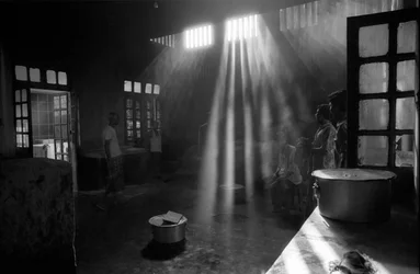 Die Küche des Psychiatrischen Krankenhauses, Pabna, in Bangladesch. 1994. Das Psychiatrische Krankenhaus, Pabna ist das erste seiner Art in Bangladesch für eine Bevölkerung von etwa 130 Millionen. Es wurde 1957 vom damaligen Zivilarzt des Distrikts Pabna i