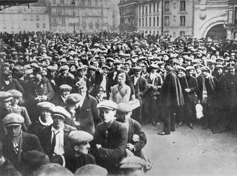Die neuen französischen Armeen: Wehrpflichtige und Freiwillige warten auf die Einschreibung, 1915