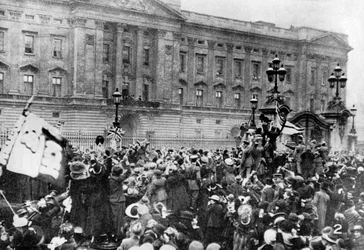 Die offizielle Bekanntmachung des Waffenstillstands wird verlesen, Buckingham Palace, 1918 1936