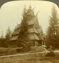 Die alte Kirche von Gol, ein malerisches Gebäude aus dem 12. Jahrhundert in Osoarshal, Norwegen