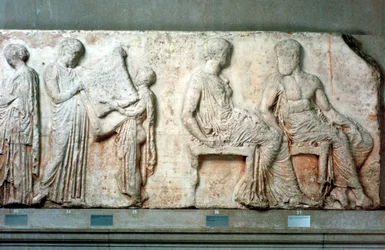 Das heilige Gewand der Athena, gehalten von Kultbeamten, und Athena und Hephaistos, 438 v. Chr.