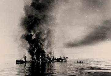 Das Sinken des Eisbrechers Alexander Sibiryakov durch den deutschen Kreuzer Admiral Scheer am 25. August 1942