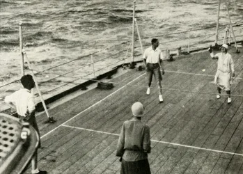 Ihre Majestäten bei einem Spiel von Deck Quoits auf dem Deck der H.M.S. Renown, 1927