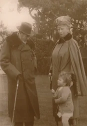 Ihre Majestäten der König und die Königin mit Prinzessin Elizabeth im Craigweil House, Bognor, um 1930