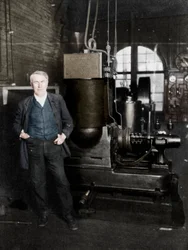 Thomas Alva Edison, amerikanischer Erfinder, mit seinem ersten Dynamo zur Erzeugung elektrischen Lichts, 1880er Jahre