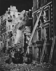 Durch die lange Nacht arbeiten die Rettungsmänner, suchen, helfen zur Sicherheit, 1941-1942