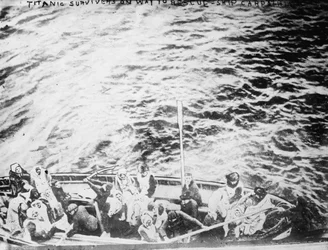 Titanic-Überlebende auf dem Weg zum Rettungsschiff Carpathia