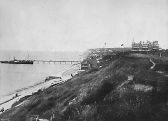 Totland Bay - Ein Ausflugsdampfer am Pier, 1895