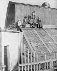 Zar Nikolaus II. und seine Kinder sitzen auf einem Gewächshaus, Tobolsk, Sibirien, Russland, 1917