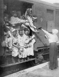 Türkische Schützen auf dem Weg zur Front mit dem Zug, 1914