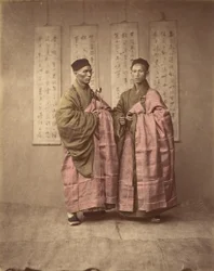 [Zwei chinesische Männer in passender traditioneller Kleidung], 1870er