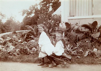 Zwei Kinder spielen im Freien, 1890er Jahre