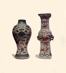 Zwei emaillierte Porzellanvasen, chinesisch, 15.-17. Jahrhundert, 1908