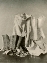 Zwei Paar Korsetts, Hosen, Perlenbeutel, Geldbörse und gestepptes Unterkleid, 18. Jahrhundert, 1937