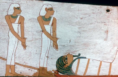 Zwei Priesterinnen, (Detail) des Dekors eines Sarkophags der Dame von Madja, 18. Dynastie