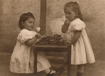 Zwei junge Mädchen an einem Tisch, 1937