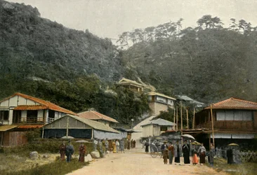 Une Rue A Nunobiki, Pres De Kobe, Eine Straße in Nunobiki, in der Nähe von Kobe, 1900