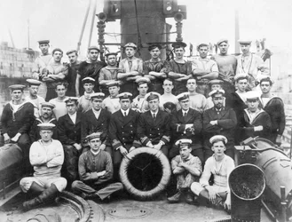 Vereinigtes Königreich: Offiziere und Schiffsbesatzung H.M.T.B 98, am 344. Tag des Krieges - ca. 1915
