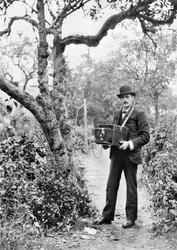 Vereinigtes Königreich: Der Fotograf JT Newman mit seiner Plattenkamera. ca. 1890