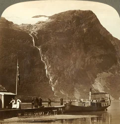 Utigards-Wasserfälle vom Ravnefjeld-Gletscher am Lake Loen - von Naesdal, Norwegen, um 1905